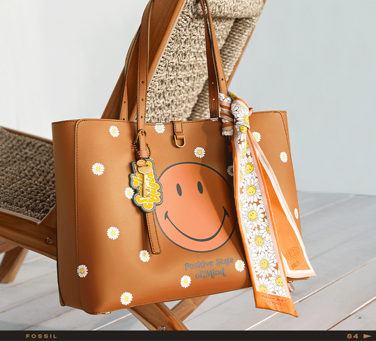 Una gif di due borse Fossil x Smiley in cactus vegano marrone con due faccine sorridenti. Una gif di due borse Fossil x Smiley in cactus vegano marrone con due faccine sorridenti.