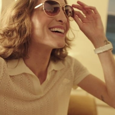 Eine Frau mit einer Fossil Sonnenbrille.