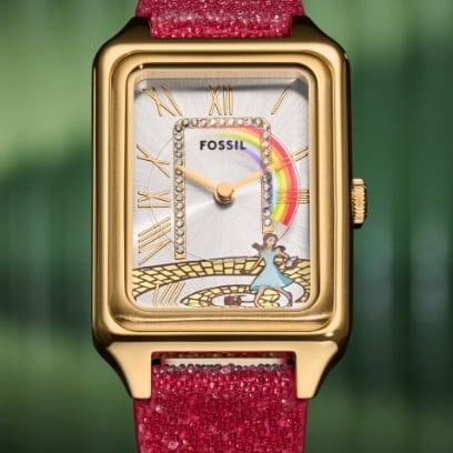 Une montre ornée de la route de brique jaune, d’un arc-en-ciel et parée d’un bracelet rouge étincelant, rappelant le personnage de Dorothy.