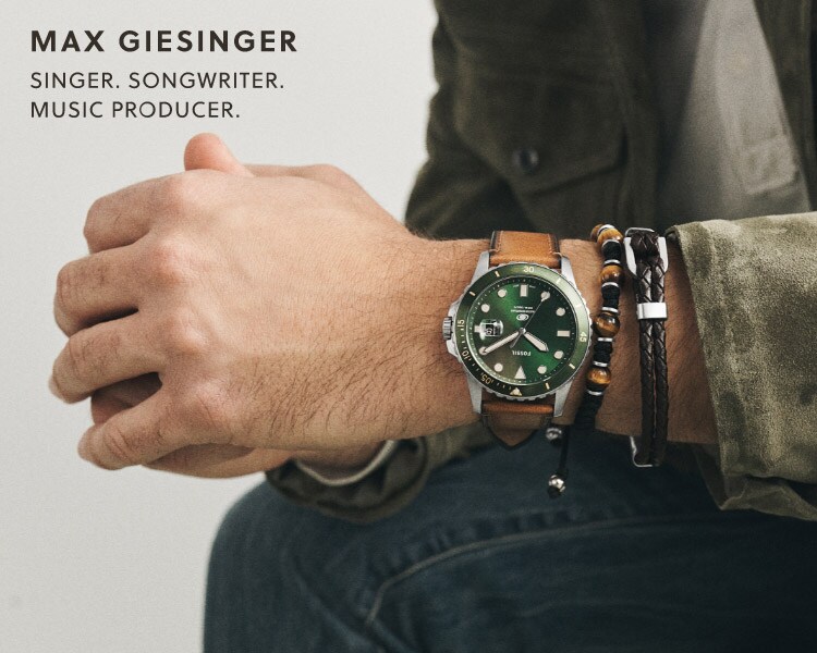 Großaufnahme des Handgelenks von Max Giesinger, der die Fossil Blue und Armbänder für Männer aus Leder und Perlen trägt.