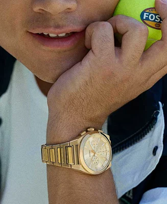 Ein Mann in einem blauen Oberhemd mit einer Uhr Everett.