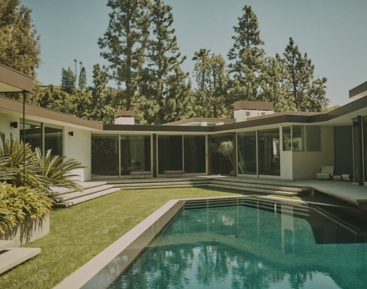 Una casa con piscina in stile mid-century modern, in California.
