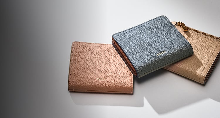 The Fossil Logan bifold wallet in brown leather, foiled with the Fossil logo.