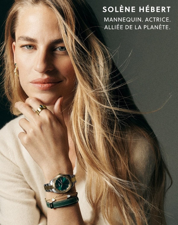 Solène Hébert pose avec la montre Fossil Scarlette, et des bracelets en cuir aux couleurs de la collection de fêtes de Fossil