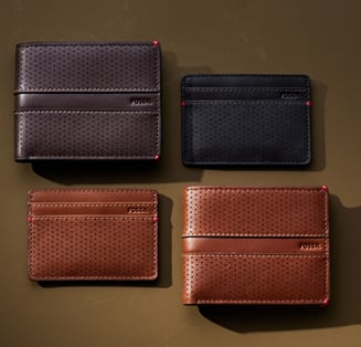 Quatre portefeuilles en cuir pour homme.
