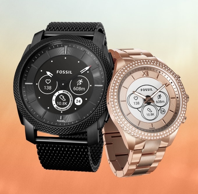 Deux montres connectées Gen 6 hybrides, l’une noire et l’autre en acier inoxydable doré rose.