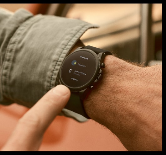 Un uomo che indossa uno smartwatch Gen 6. Un uomo che indossa uno smartwatch Gen 6.