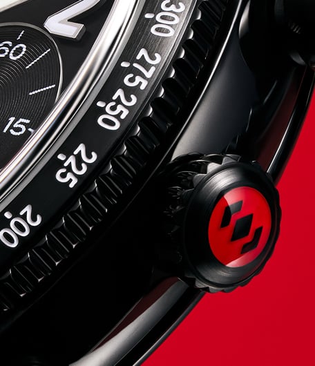 Functional, etched tachymeter bezel.