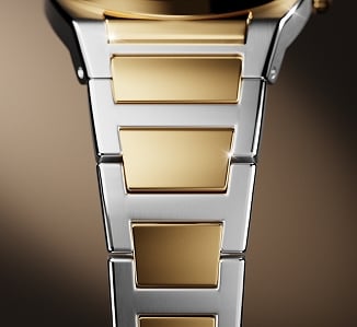 Gros plan latéral du bracelet intégré bicolore de la montre Everett 27 mm.