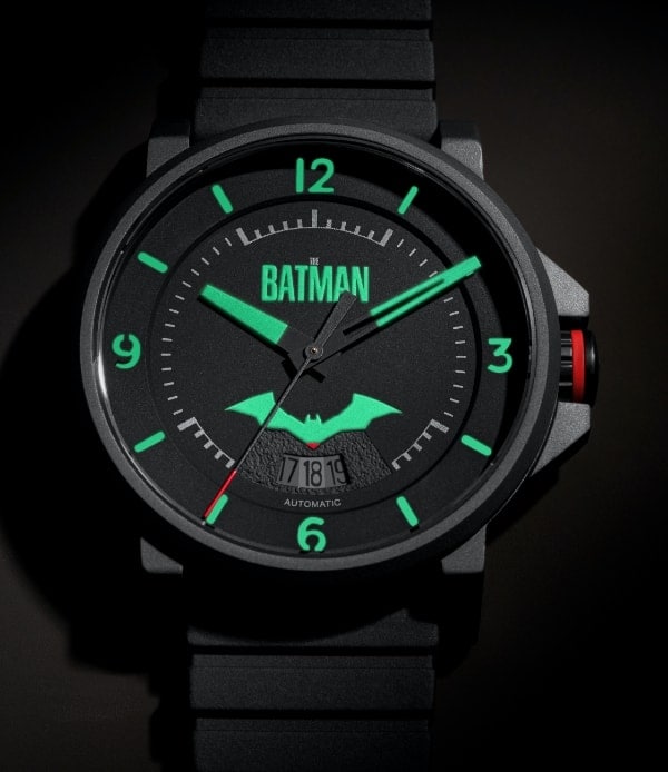 Die schwarze The Batman x Fossil Uhr.
