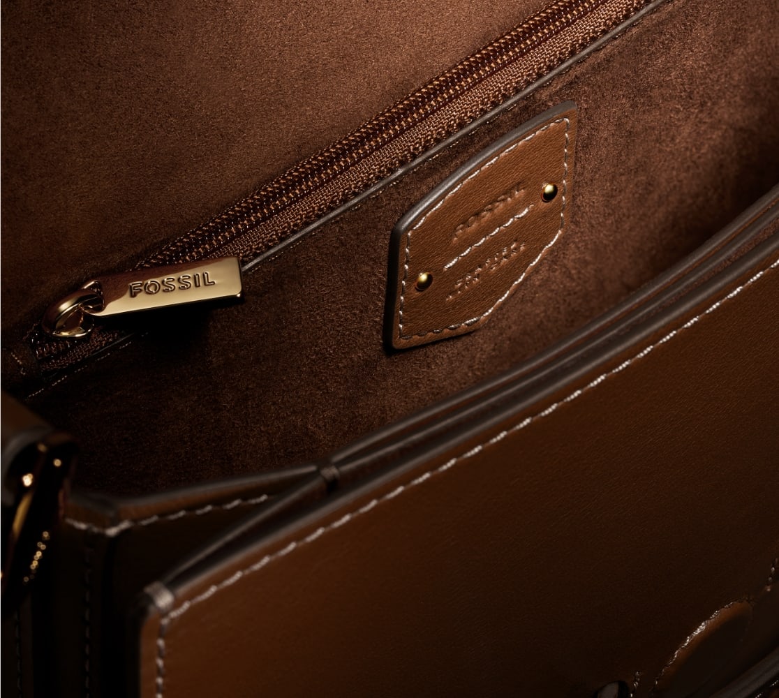 chung-toi-dat-tron-tam-huyet-vao-tung-chi-tiet-nho-nhat-khi-tao-nen-nhung-chiec-tui-nay-tu-nhung-duong-chi-khau-ti-mi-lop-lot-mong-nhe-em-ai-den-nhung-duong-cong-hoan-hao-cua-phu-kien-kim-loai-va-cam-giac-thoai-mai-khi-tui-duoc-deo-tren-vai-ban-moi-chi-tiet-deu-duoc-cham-chut-can-than-de-mang-den-su-hoan-hao-tuyet-doi