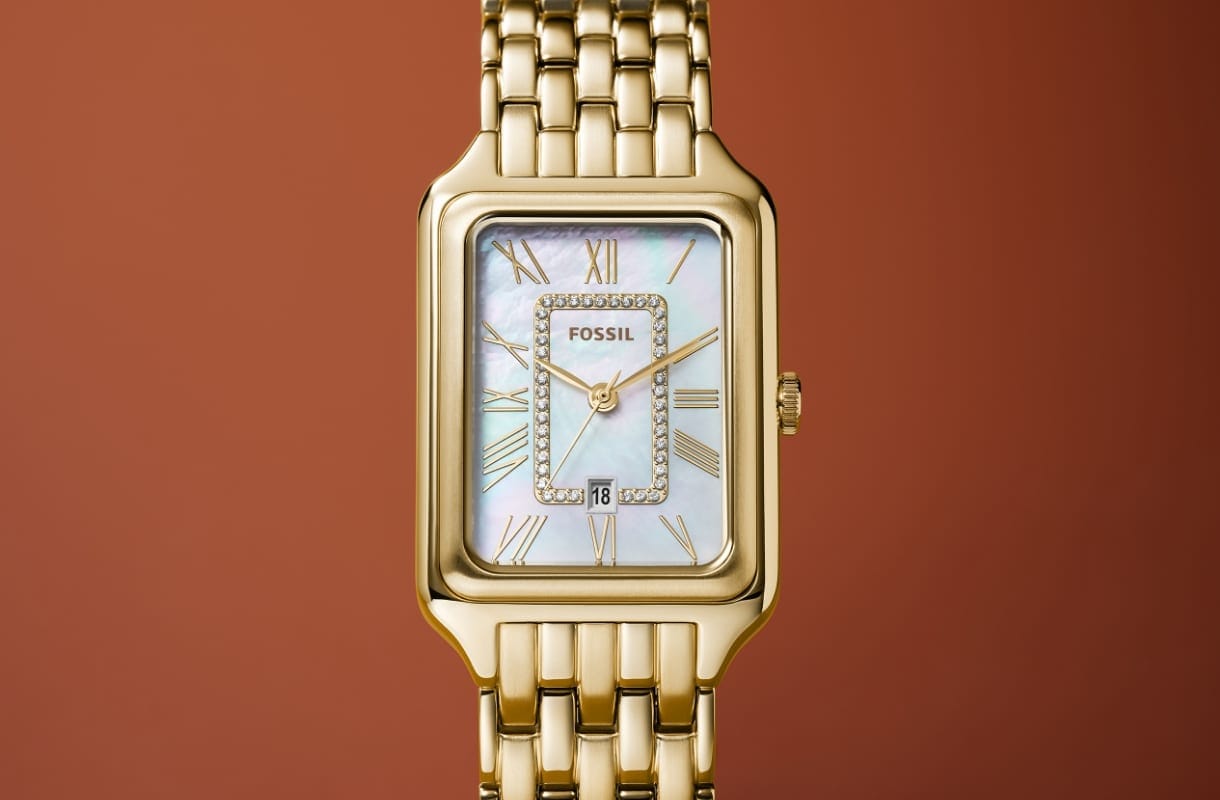 Eine rechteckige Uhr aus goldfarbenem Edelstahl mit siebengliedrigem Band und Perlmuttzifferblatt.