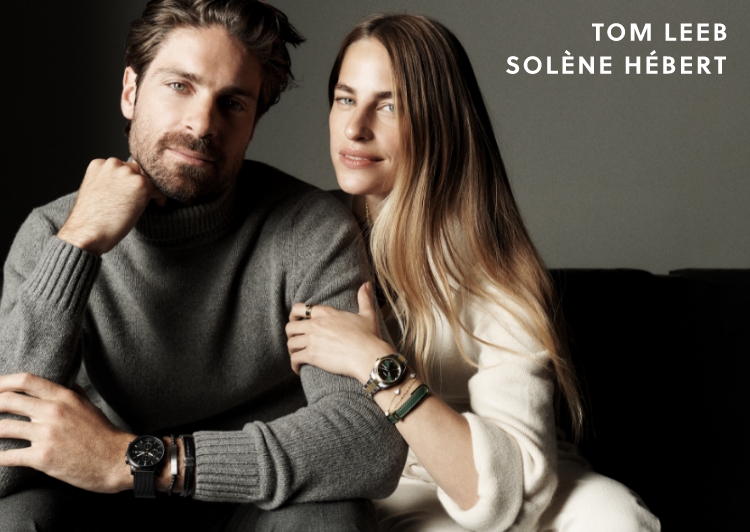 Solène Hébert et Tom Leeb sont assis et portent différents produits Fossil