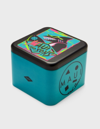 Caja metálica exclusiva del reloj Fossil en color negro y verde azulado con el logotipo de Maui and Sons con una imagen de un tiburón.