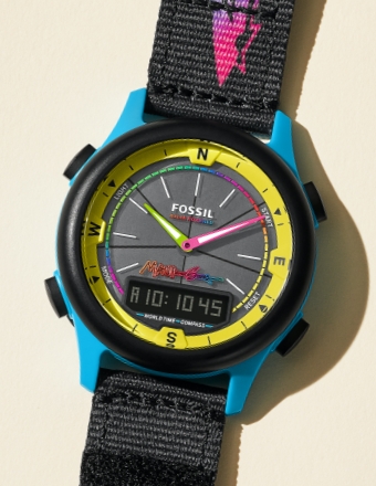 Primer plano del reloj solar analógico/digital en los colores de Maui and Sons.