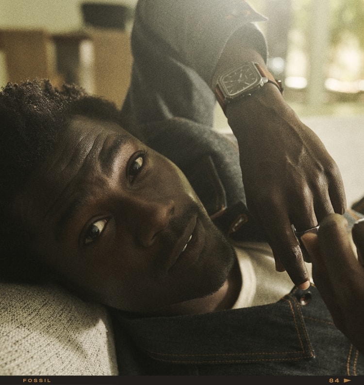 Un homme portant la montre Inscription en cuir brun.