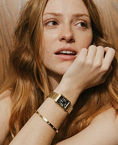 Ein Lifestyle-Bild von einer Frau, die eine Uhr Raquel in Kombination mit einem Armband trägt.