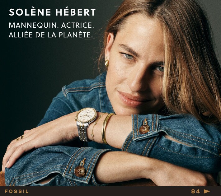 Solène Hébert pose souriante et porte de nombreux bijoux dorés de la collection d'automne Fossil 