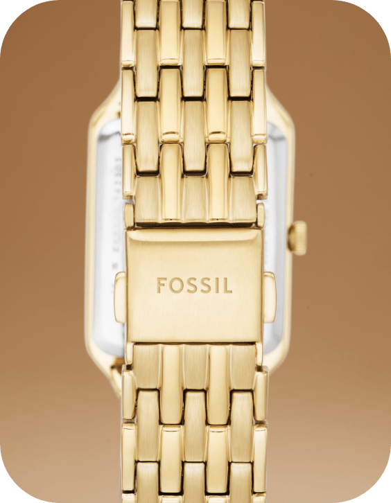 Il bracciale a sette maglie, con l’incisione FOSSIL, sull’orologio Raquel color oro.