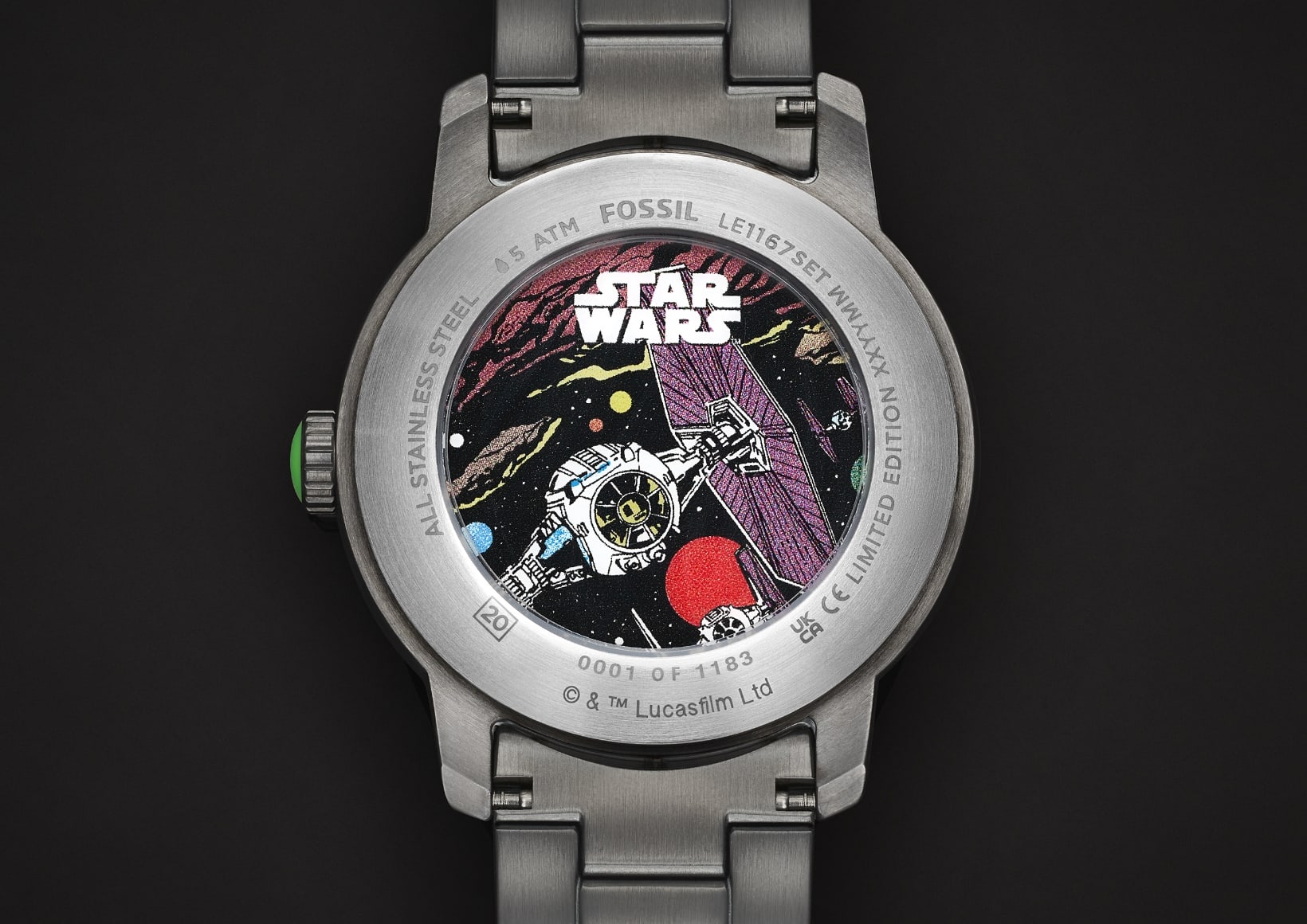 Le dos de la montre présente une illustration style bande dessinée d’un chasseur TIE