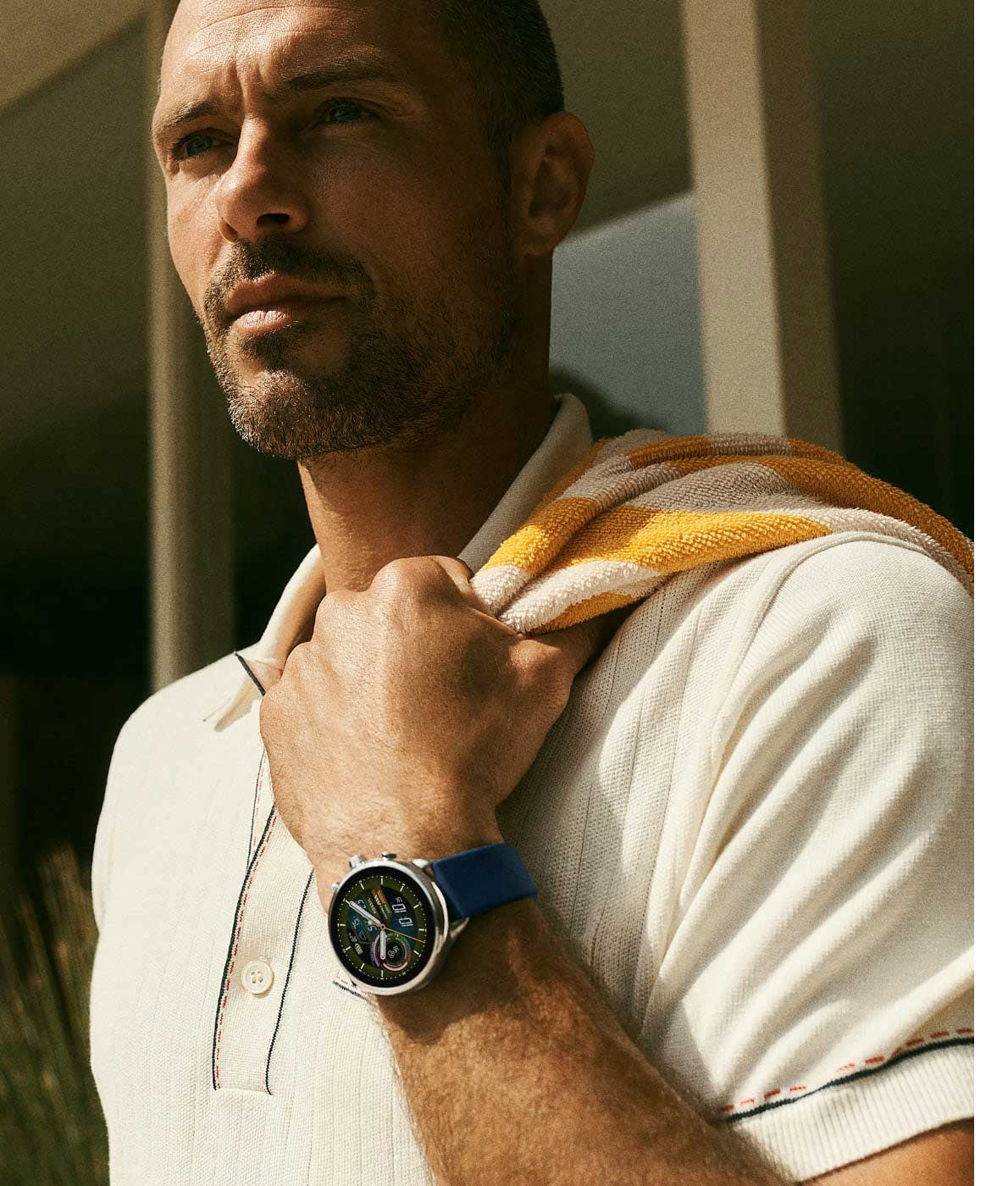 Un homme portant une serviette de piscine sur l’épaule et  la montre connectée hybride Gen 6 édition Wellness au poignet.