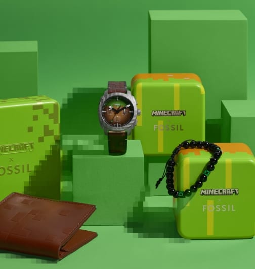 Inspirés du paysage de Minecraft, des blocs et étuis de montre vert vif présentent une montre pour homme brune et verte à la texture en blocs, un portefeuille en cuir brun au marquage pixellisé et un bracelet de perles Creeper noir et vert.