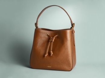 A women’s olive green leather bucket bag with a drawstring closure.