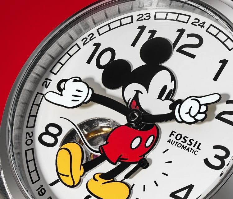 Un primo piano dell’orologio Classic Disney Mickey Mouse per mostrarne i dettagli particolarmente elaborati.