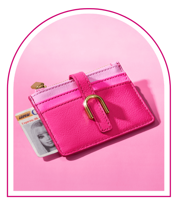 Un fond rose avec une fenêtre inspirée de la maison de Barbie™. À l’intérieur, on aperçoit notre porte-cartes zippé en édition limitée Barbie™ x Fossil en rose Barbie emblématique, présentant des finitions métalliques dorées et un ravissant design dégradé rose colorblock à l’intérieur.