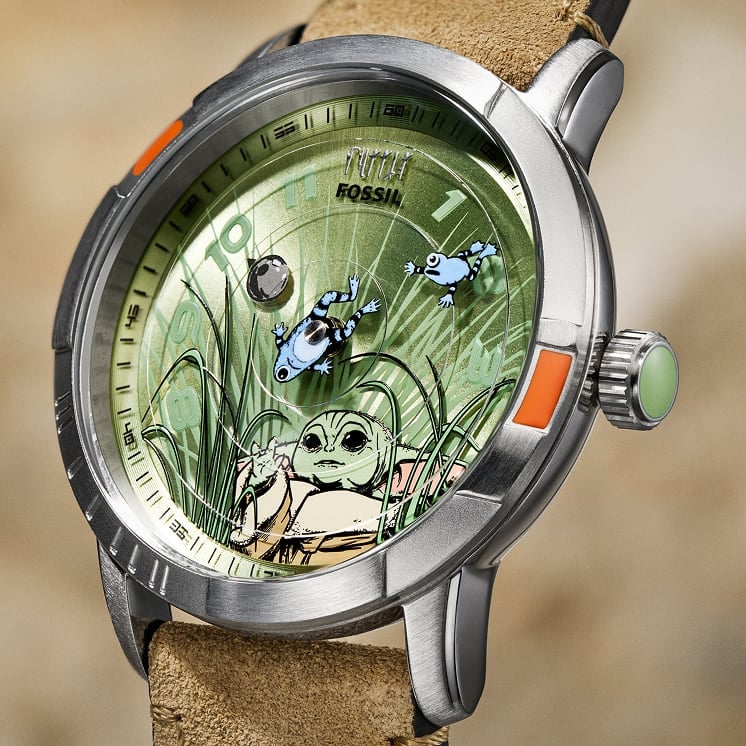 Eine Nahaufnahme des Zifferblatts der Fossil Uhr Grogu.
