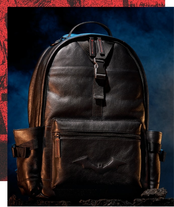 Eine heldenhafte Aufnahme des schwarzen The Batman x Fossil Rucksacks.