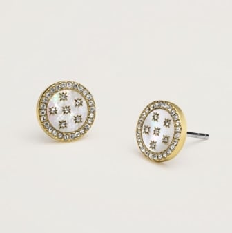 Les boucles d’oreilles Sadie Hearts dorées. 