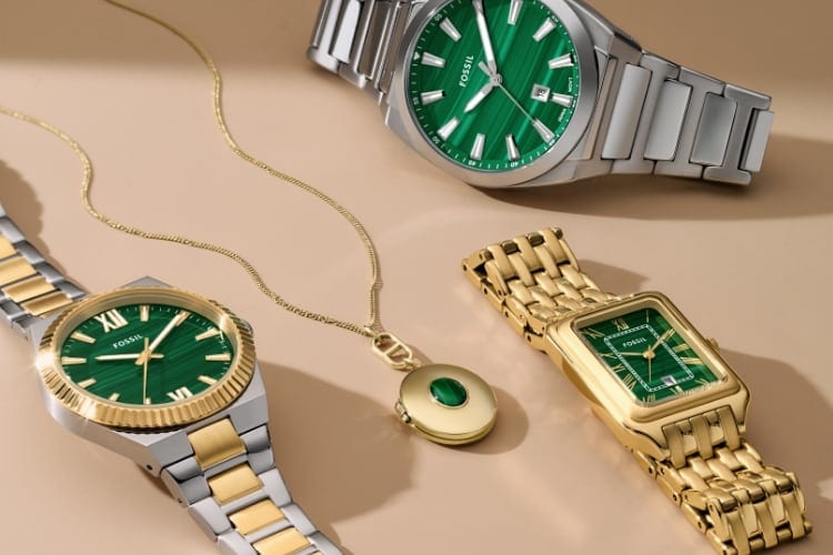 Des modèles en malachite, dont la montre Scarlette, un médaillon doré, une montre Raquel dorée et une montre Everett argentée.