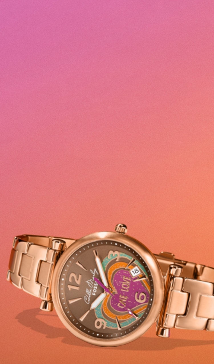 Cedella Marley x Fossil en un fondo degradado rosa y naranja con el reloj de edición limitada en tono dorado, adornado con un fragmento de la canción «One Love». 