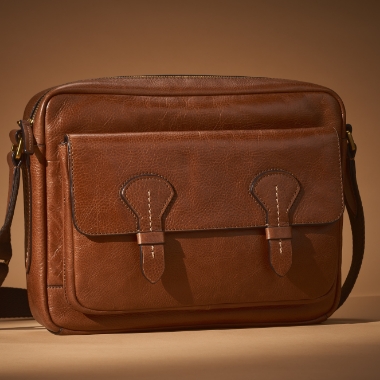 Un sac en cuir brun pour homme.