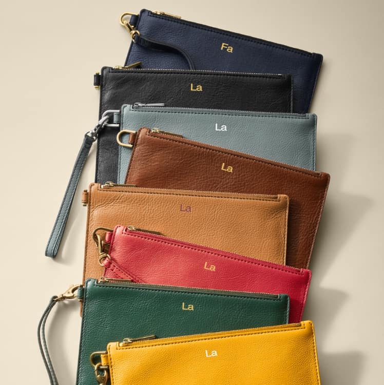 Huit pochettes colorées embossées avec Fa la la la la la la la.