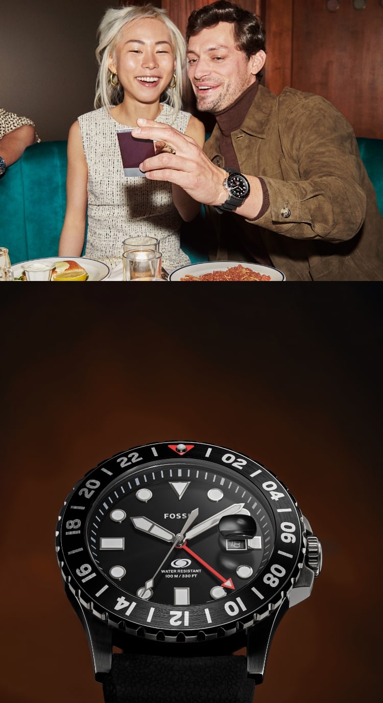 Une femme et un homme qui sourient et regardent une photo. Il porte la montre Fossil Blue GMT. Un gros plan de la montre Fossil Blue GMT.
