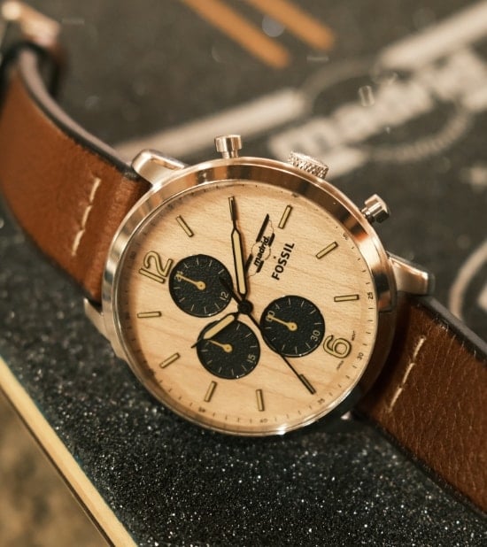 Die Madrid x Fossil Uhr mit braunem Lederband.