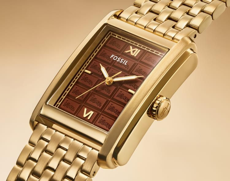 Die goldfarbene Limited Edition Uhr Carraway mit einem dimensionalen Zifferblatt, das von einer Schokoladentafel inspiriert ist.