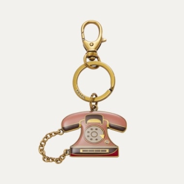Un porte-clés avec un charm en forme de téléphone vintage 