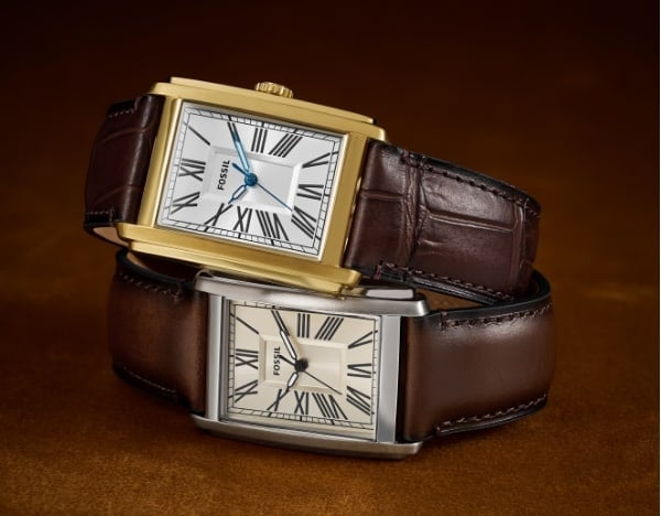 Deux montres Carraway empilées, l’une avec boîtier ton or et l’autre avec boîtier ton argent.