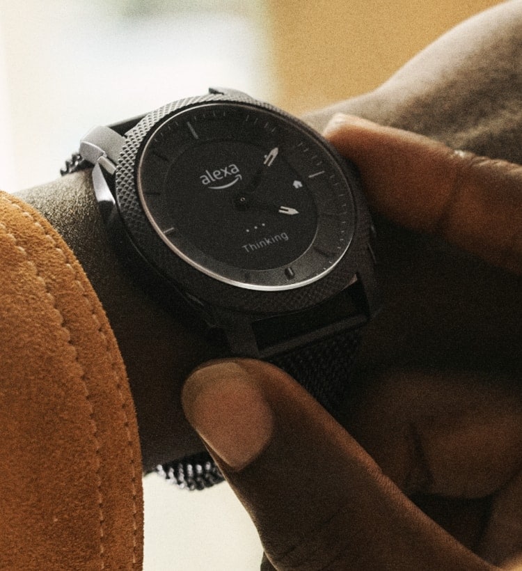 Ein Mann schaut auf seine Gen 6 Hybrid Smartwatch.