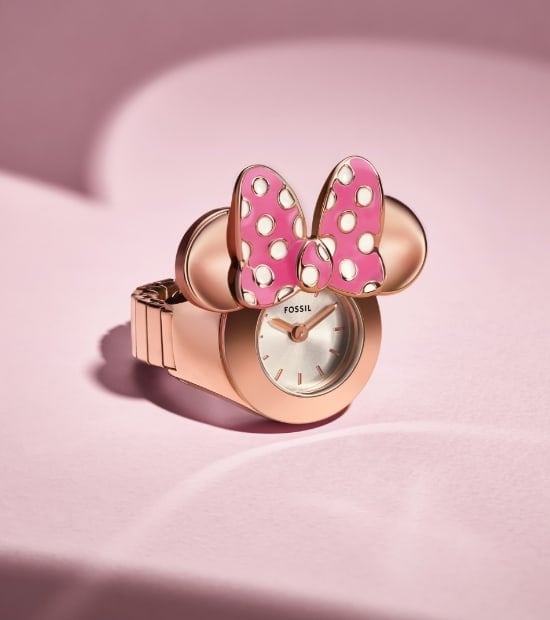 Die roségoldfarbene Ringuhr Minnie Mouse mit Ohren und Schleife.
