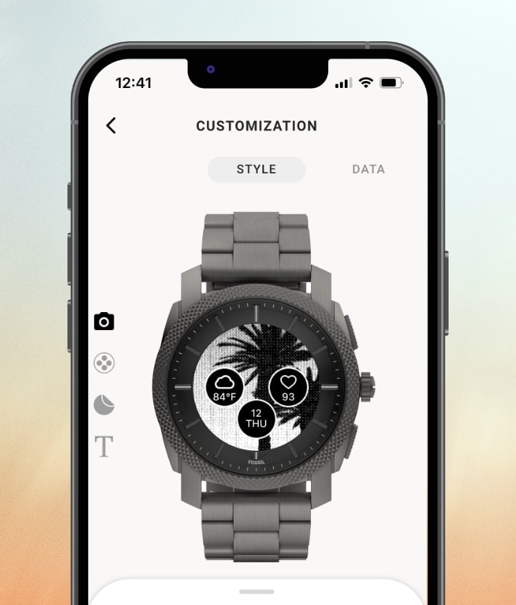 Profilo di uno smartphone che mostra la funzione di personalizzazione dell’orologio.