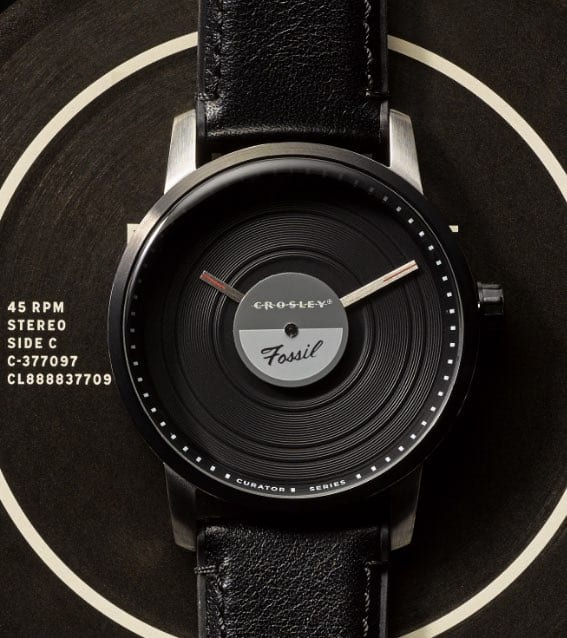 La montre Crosley x Fossil sur une pile de pochettes de vinyles.