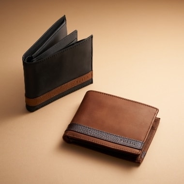 Eine Geldbörse aus schwarzem Leder und eine aus braunem Leder.