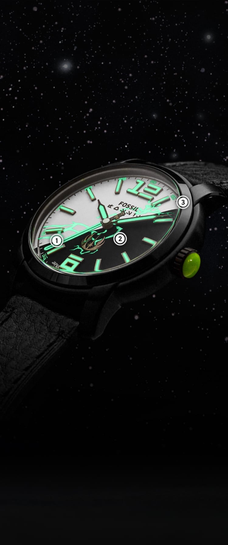 Eine Nahaufnahme einer schwarzen Uhr mit schwarz-weißem Zifferblatt, lumineszierenden Ziffern und Zeigern und Machtblitzen.