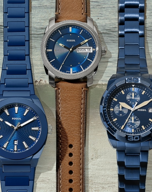 Trois montres avec cadrans bleus.