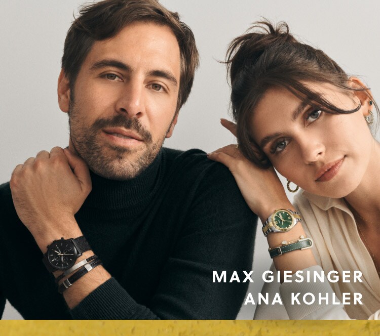 Ana Kohler und Max Giesinger sitzend. Sie tragen verschiedene Fossil Produkte. 