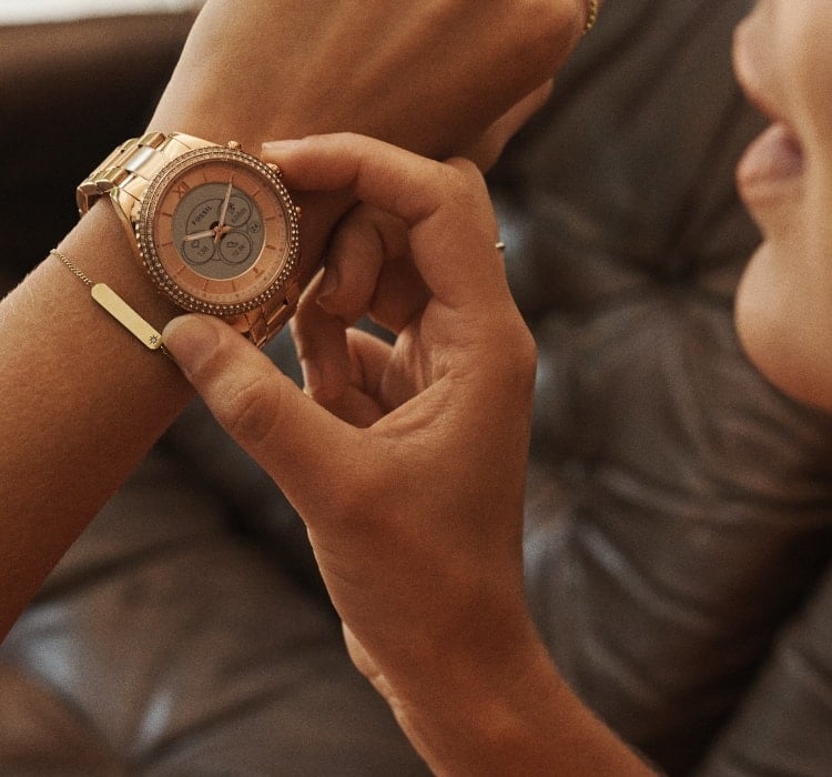 A woman speaking to her Gen 6 hybrid smartwatch.